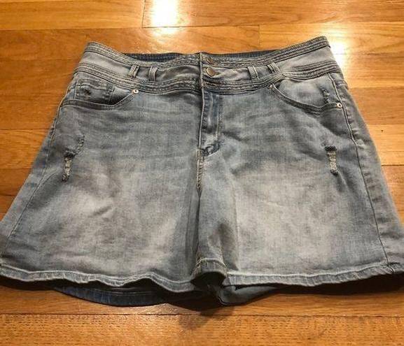 Suzanne Betro 𝅺 denim distressed shorts size 16.