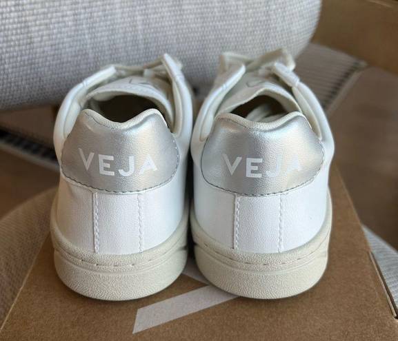 VEJA  Urca Sneakers - White / Silver