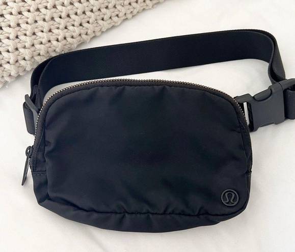 Lululemon Everywhere Belt bag