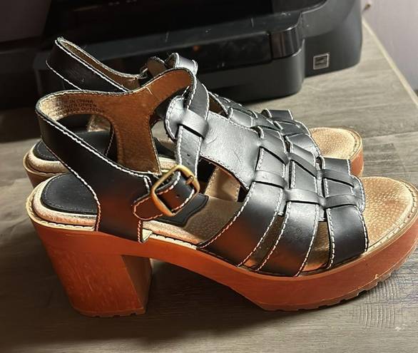 sbicca  Women’s size 7 Oakdale heeled platform sandal.