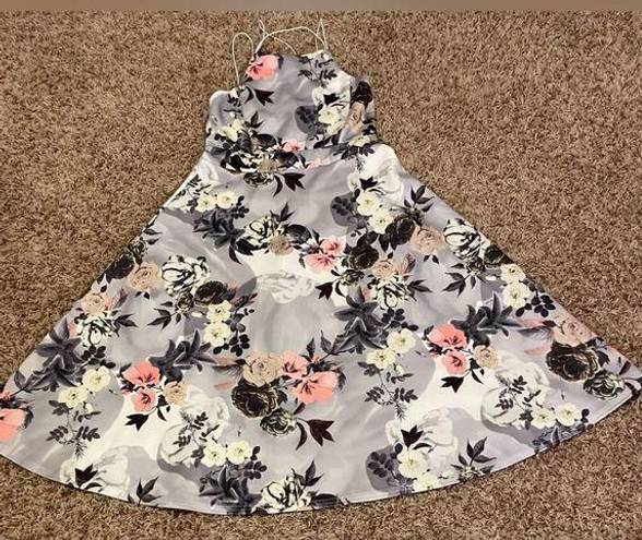 Boohoo New With tags  floral print strap full skater dress gray size 8