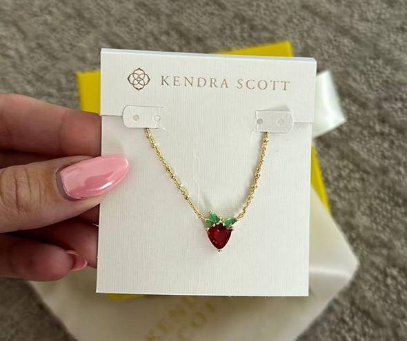 Kendra Scott New With Tags Strawberry Gold Short Pendant Necklace in Dark Pink Crystal