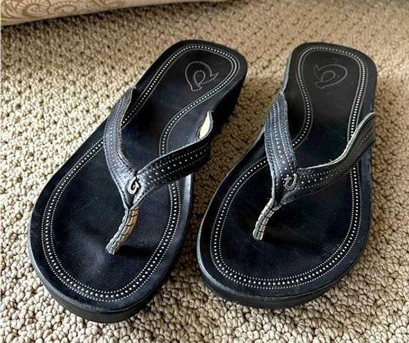 Olukai Okukai Women’s Leather Flip Flop Thong Sandals in Black with Detail.