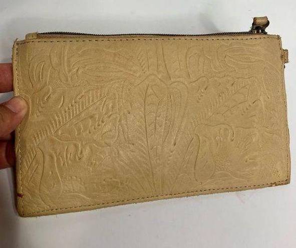 Krass&co American Leather  The Essential Power wristlet charging pouch tan