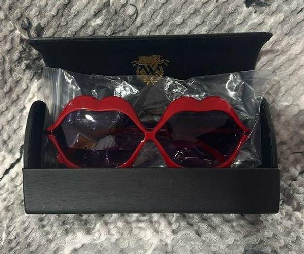 Wildfox NIB  Lip Service Sunglasses