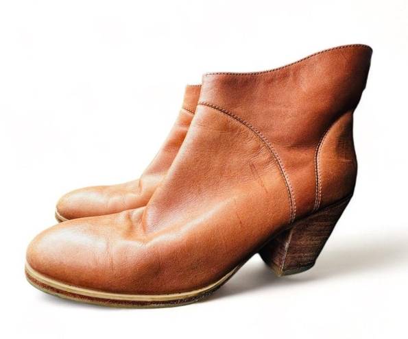 ma*rs 𝅺RACHEL Comey shoes  Ankle Booties in Whiskey Leather