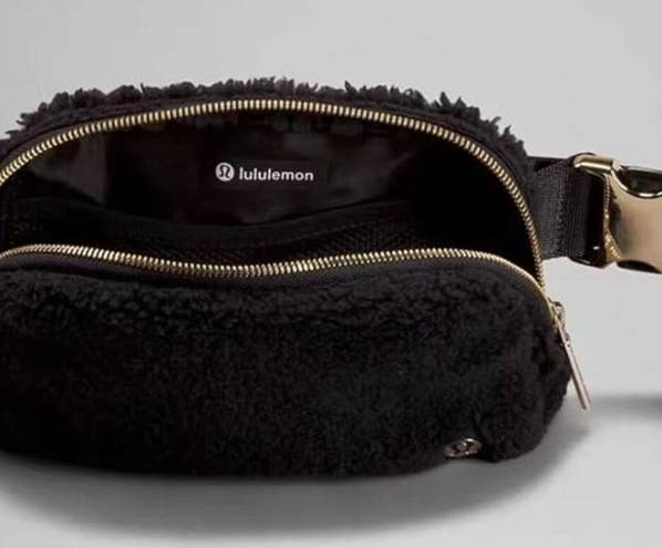 Lululemon  Athletica Everywhere Fleece Belt Bag (Black)