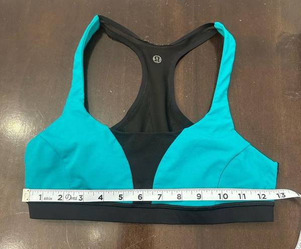 Lululemon sports bra sz 6 color is actually green Not sure why its showing blue.