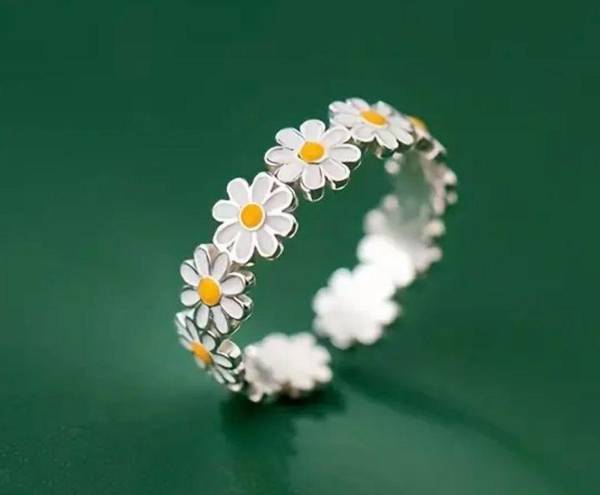 Daisy Adorable Ladies Adjustable  Ring Size 5-9