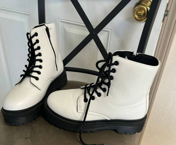 Qupid Size 7 White Combat Boots