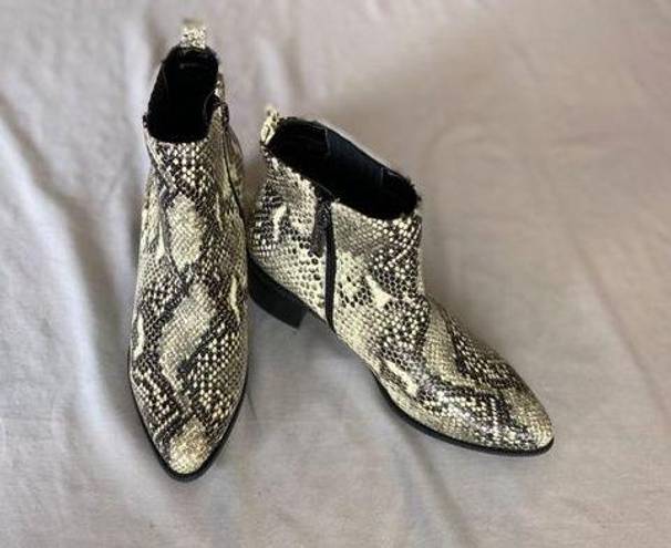 Blondo  Waterproof Elvina Snakeskin Cream Black Ankle Boots Size 8 NWOT