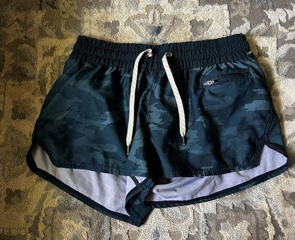 Vuori  shorts size small camo