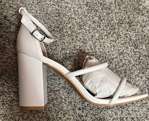 Boohoo white size 8  heels