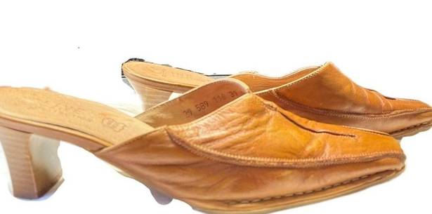 Vera Pelle Authentic Italian leather  slip on heels with stitching Size 8.5