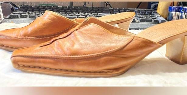 Vera Pelle Authentic Italian leather  slip on heels with stitching Size 8.5