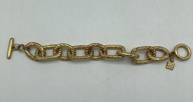 Oscar de la Renta  Chunky Striated Chain Link Bracelet with Toggle Closure