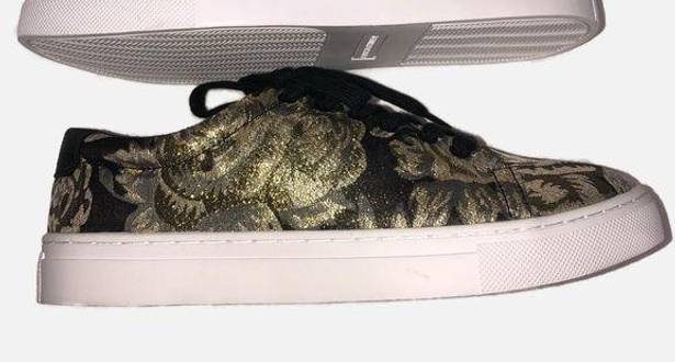 Isaac Mizrahi  Sneaker Size 8.5 Gold Silver Metallic Beckie Floral Fabric NEW