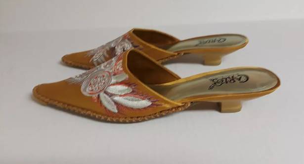 Carlos Santana Kitten Heels Brown Satin Embroidered Shoes Mules Slides, Size 7.5