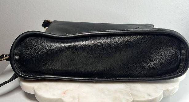 Tommy Hilfiger  90s Y2K Black faux leather purse with great logo placements