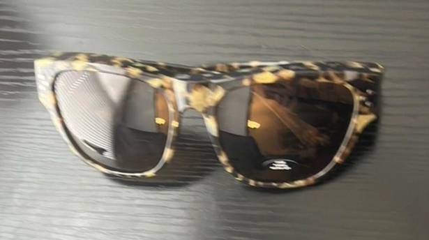 Privé Revaux NWOT  The Everywhere Fit Sun‎ Glasses