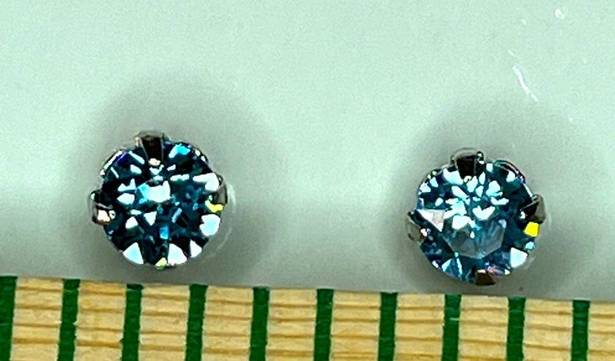 Swavorski NWT Swarovski Crystal Blue solitaire earrings. Laura Janelle Cousin SLEEK stud 2