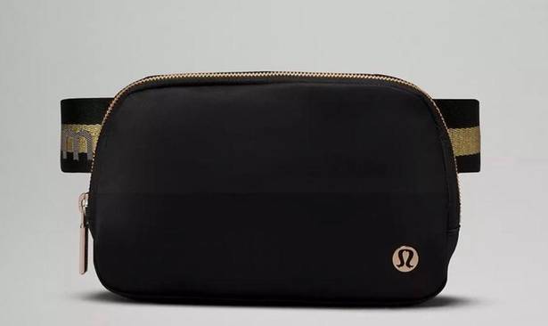 Lululemon Everywhere Belt Bag Black Gold 1L Brand New