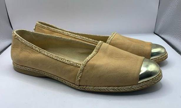 Stuart Weitzman  Womens Beige Flats Nubuc Tipradille Size 9.5M Suede Used 74368