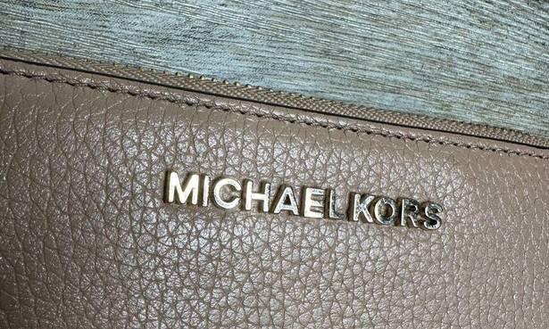 Michael Kors  Jet Set Bi-Fold Leather Wallet Tan Brown Zip Around