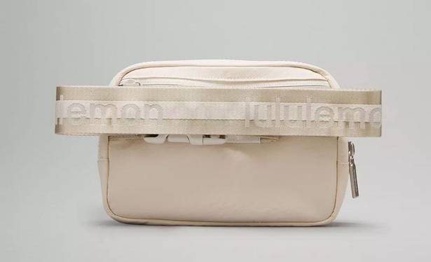 Lululemon Everywhere Belt Bag 1L Wordmark White Opal