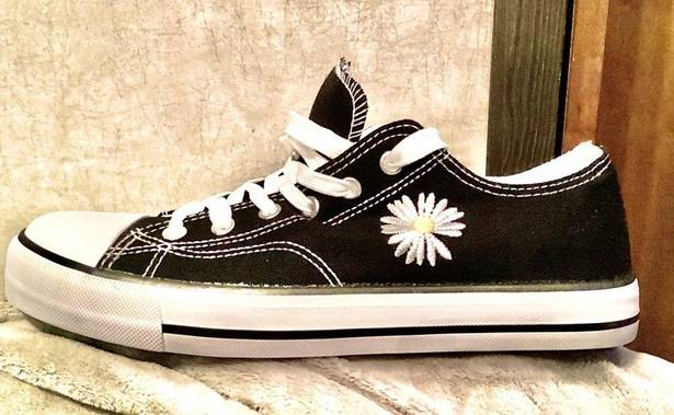 Daisy NWOT Black & White ZY Canvas Shoes.  Flower Embroidery, Size: US 11 / EU 42