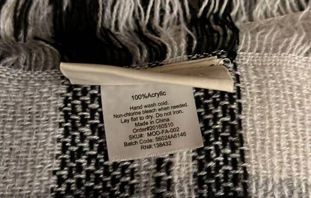 Mad cloth giant black and white plaid woven blanket scarf w fringe detail NWOT