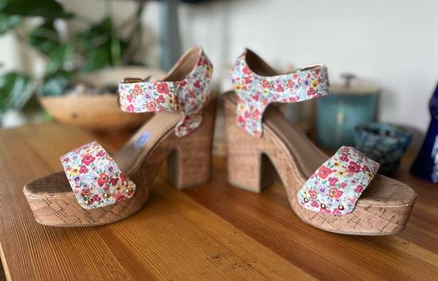 Cute chunky floral print high heel shoes size 8.5 never worn like new!