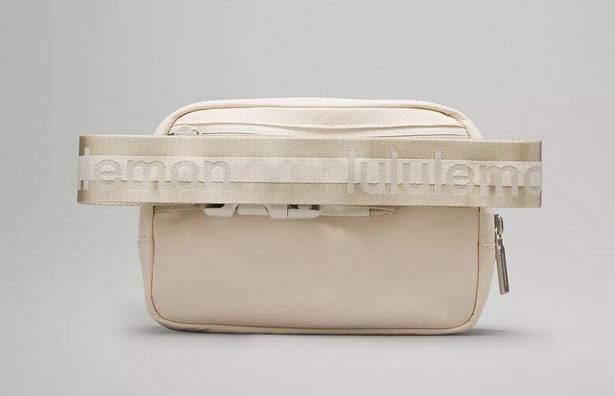 Lululemon Everywhere Belt Bag 1L Wordmark White Opal