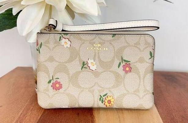 Coach NWT  Corner Zip Wristlet In Signature Canvas With Nostalgic Ditsy Print