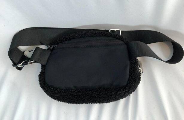 Lululemon  Athletica Everywhere Fleece Belt Bag (Black)