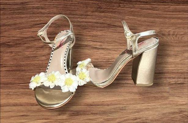 Betsey Johnson  Sedona Gold Daisy Sandals Size 9