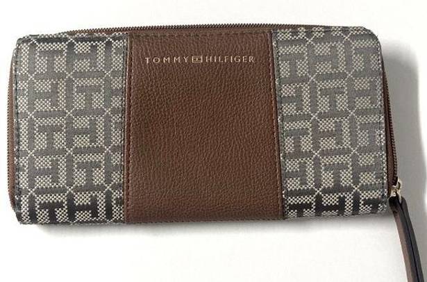 Tommy Hilfiger  neutral tone logo wallet clean blue inside preppy designer wallet