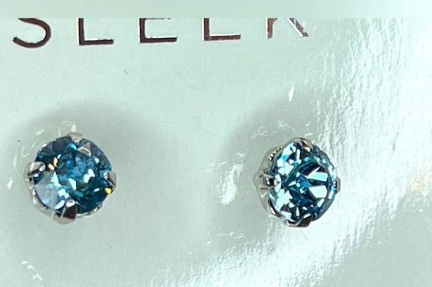 Swavorski NWT Swarovski Crystal Blue solitaire earrings. Laura Janelle Cousin SLEEK stud 2