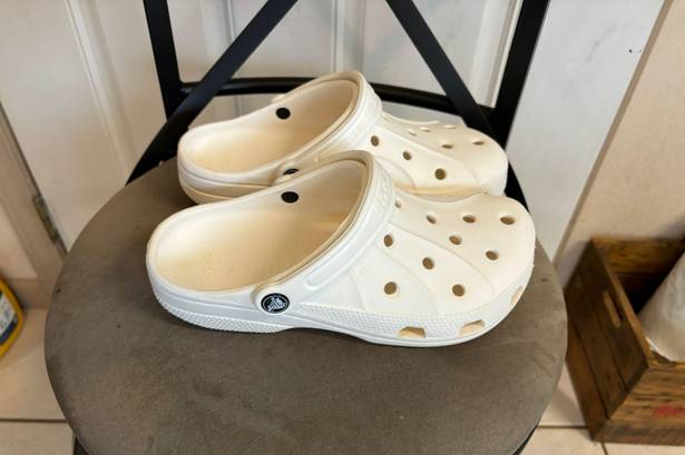 Crocs M6,W8 White Croc Clogs