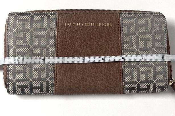 Tommy Hilfiger  neutral tone logo wallet clean blue inside preppy designer wallet