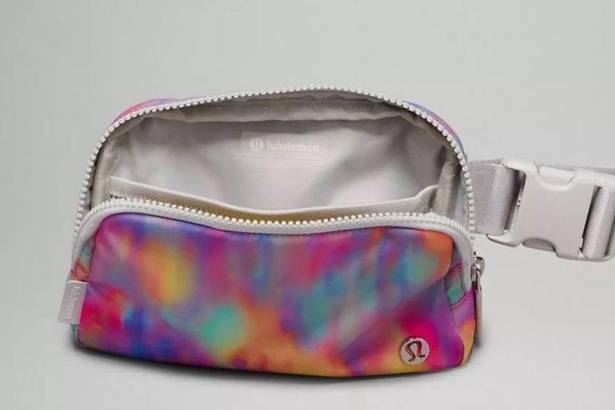 Lululemon Everywhere Belt Bag Prism Mulit Vapor