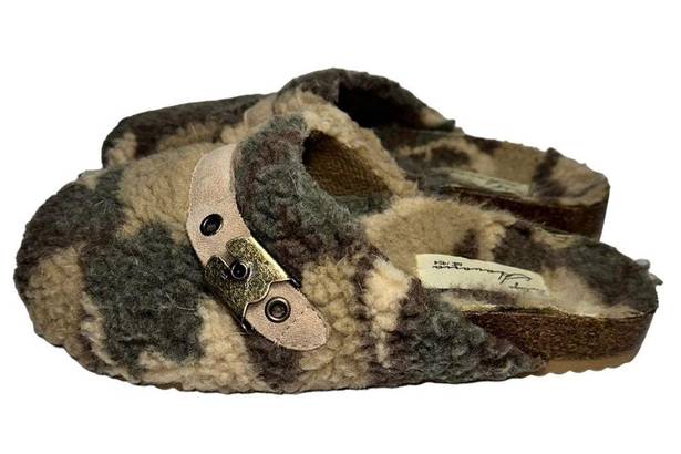 Vintage Havana  Women’s 6.5 Green Tan Multi Camouflage Ricky Fuzzy Fleece Clogs