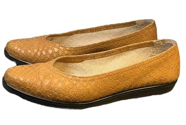 Salvatore Ferragamo Ferragamo Vintage Tan textured Flats size 6.5 B