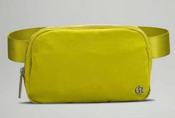  ATHLETICA | Lululemon Everywhere Belt Bag Yellow Serpentine | 1L