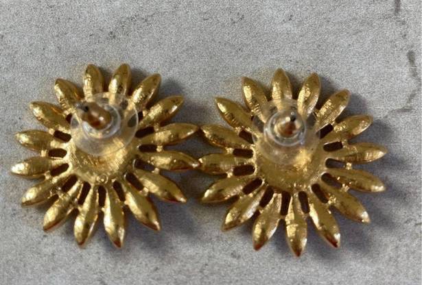 Daisy  gold tone rhinestone vintage earrings