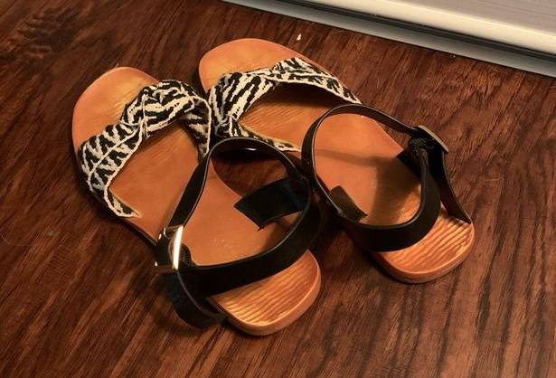 Bamboo B + W abstract print sandals