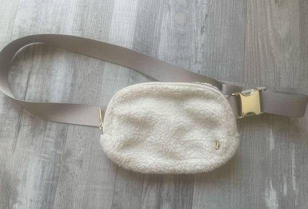 Lululemon  Everywhere Fleece Belt Bag in Light Ivory