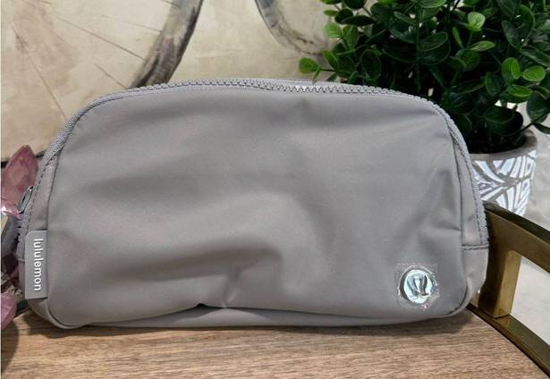 Lululemon  everywhere silver belt bag✨