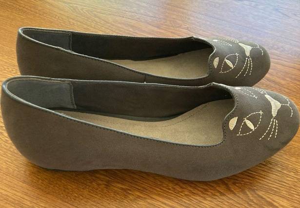 Cliffs by White Mountain | Novelty Cat Embroidery Grey Flat | Women's Size 9W