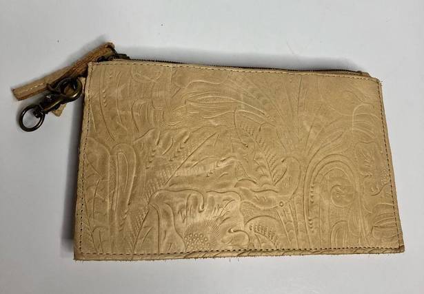 Krass&co American Leather  The Essential Power wristlet charging pouch tan